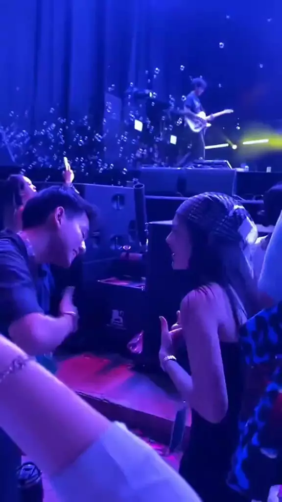 Rey Bong dan Davina Karamoy mesra di Pestapora © 2025 brilio.net Rey Bong dan Davina Karamoy mesra di Pestapora © 2025 brilio.net