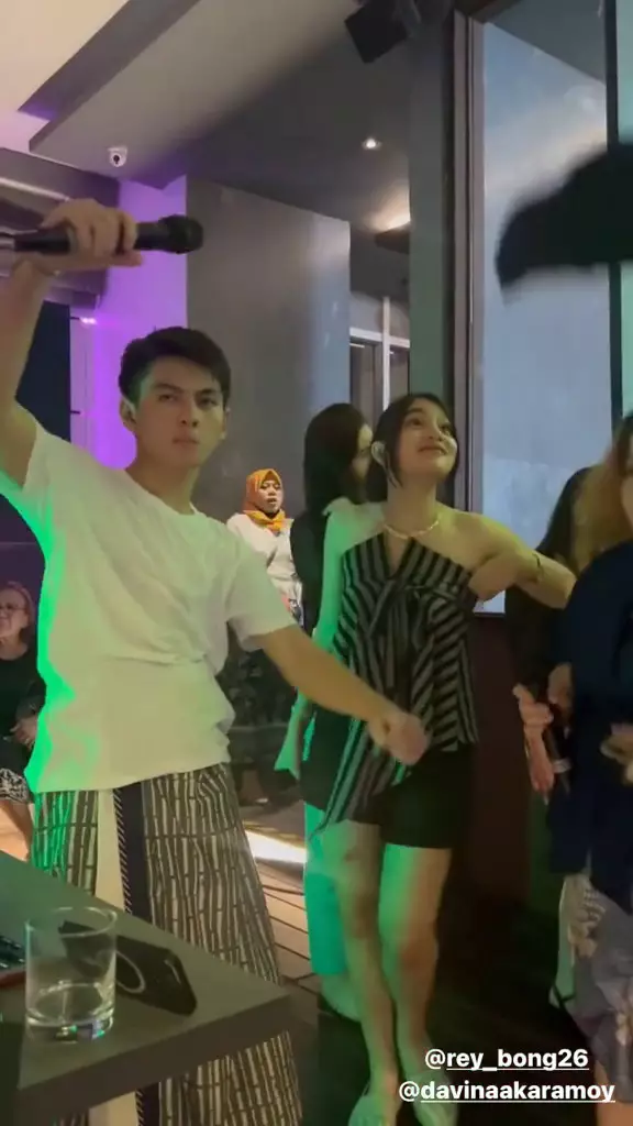 Rey Bong dan Davina Karamoy mesra di Pestapora © 2025 brilio.net Rey Bong dan Davina Karamoy mesra di Pestapora © 2025 brilio.net