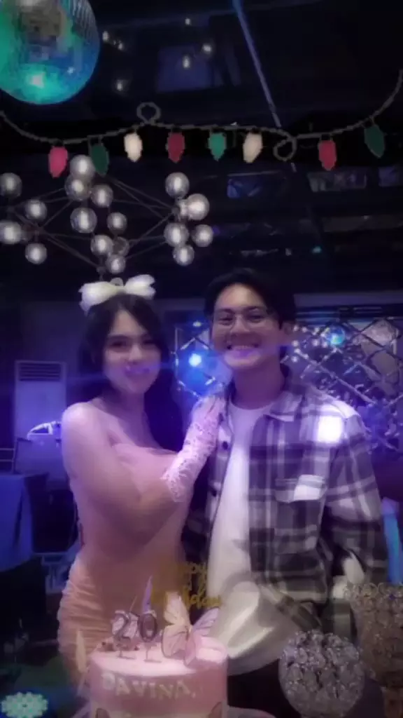 Rey Bong dan Davina Karamoy mesra di Pestapora © 2025 brilio.net Rey Bong dan Davina Karamoy mesra di Pestapora © 2025 brilio.net