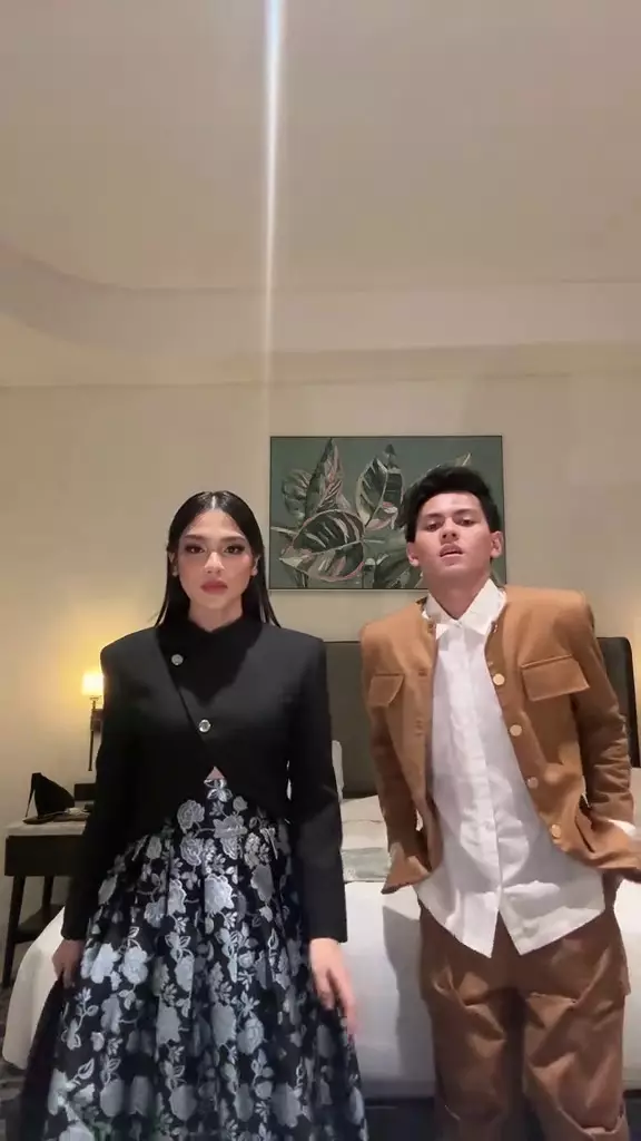 Rey Bong dan Davina Karamoy mesra di Pestapora © 2025 brilio.net Rey Bong dan Davina Karamoy mesra di Pestapora © 2025 brilio.net