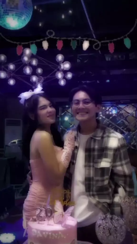 Rey Bong dan Davina Karamoy mesra di Pestapora © 2025 brilio.net Rey Bong dan Davina Karamoy mesra di Pestapora © 2025 brilio.net