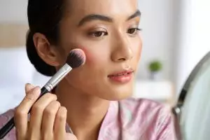 4 Trik pakai blush on agar wajah terlihat tirus dan fresh natural