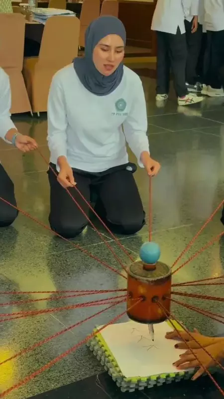 Syahnaz bareng ibu-ibu PKK © Instagram