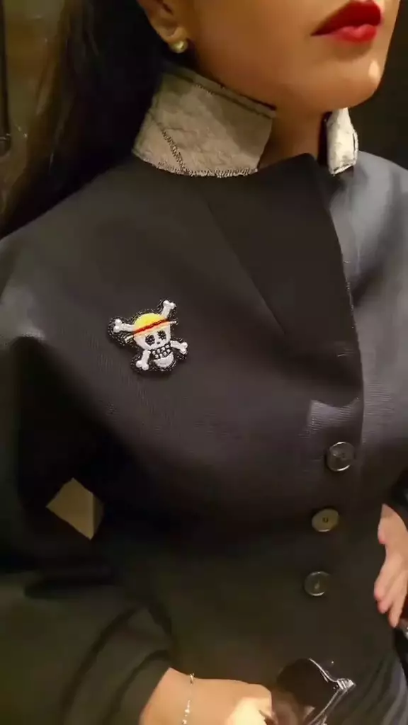 Dian Sastro Toronto Film Festival pakai pin One Piece © 2025 TikTok Dian Sastro Toronto Film Festival pakai pin One Piece © 2025 TikTok