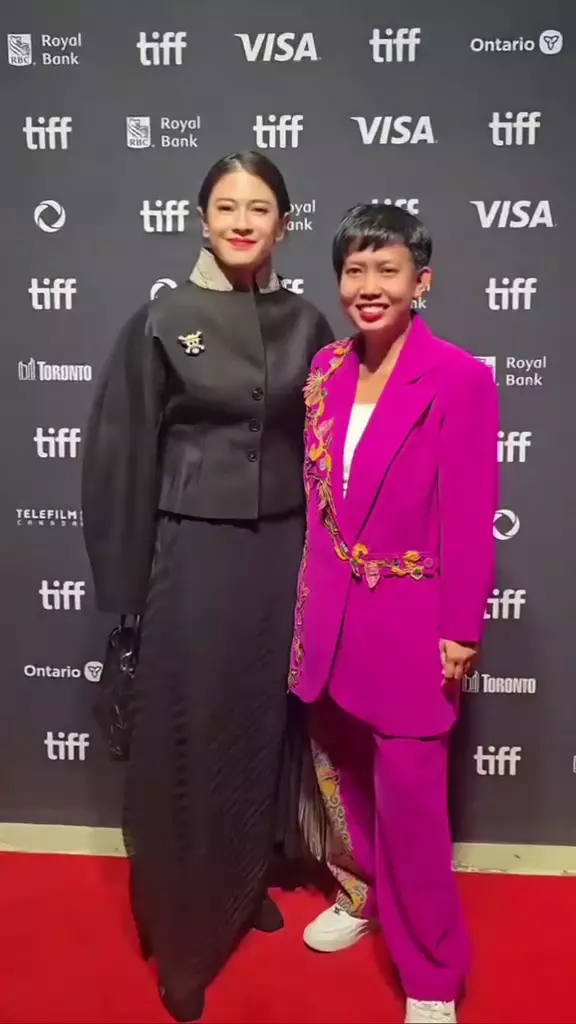 Dian Sastro Toronto Film Festival pakai pin One Piece © 2025 TikTok Dian Sastro Toronto Film Festival pakai pin One Piece © 2025 TikTok