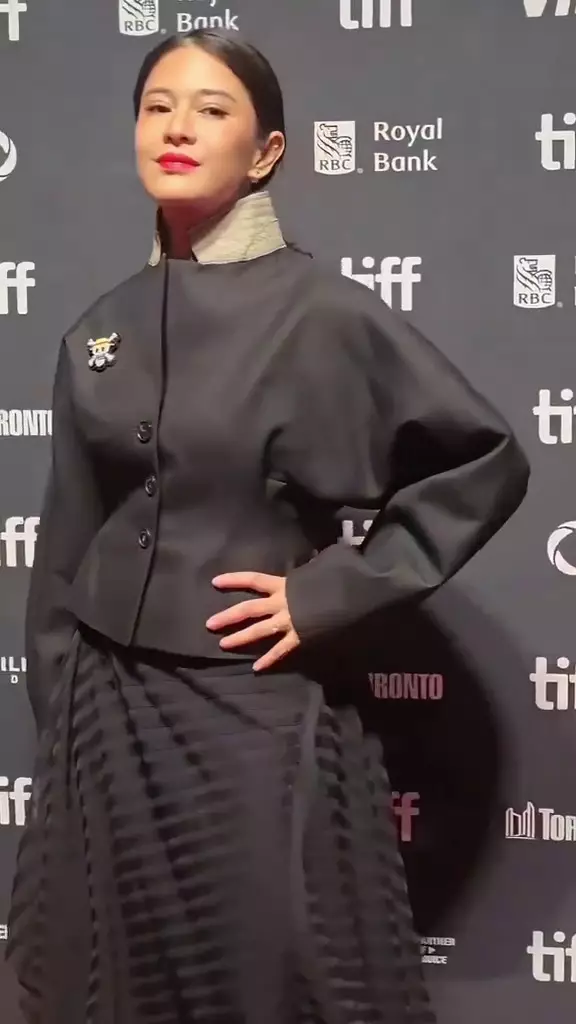 Dian Sastro Toronto Film Festival pakai pin One Piece © 2025 TikTok Dian Sastro Toronto Film Festival pakai pin One Piece © 2025 TikTok
