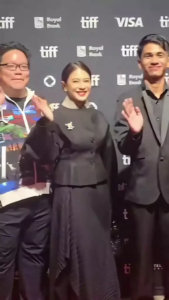 Dian Sastro Toronto Film Festival pakai pin One Piece © 2025 TikTok Dian Sastro Toronto Film Festival pakai pin One Piece © 2025 TikTok
