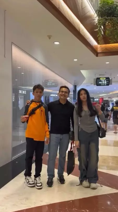 Sahrul Gunawan dan Raihanna Zemma saat di mall © Instagram