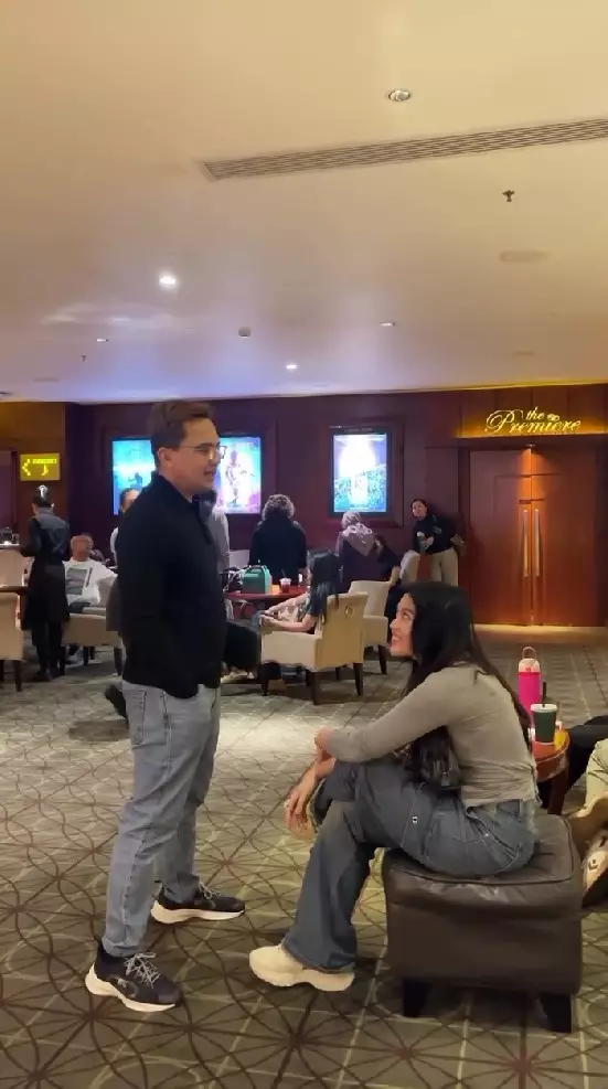 Sahrul Gunawan dan Raihanna Zemma saat di mall © Instagram