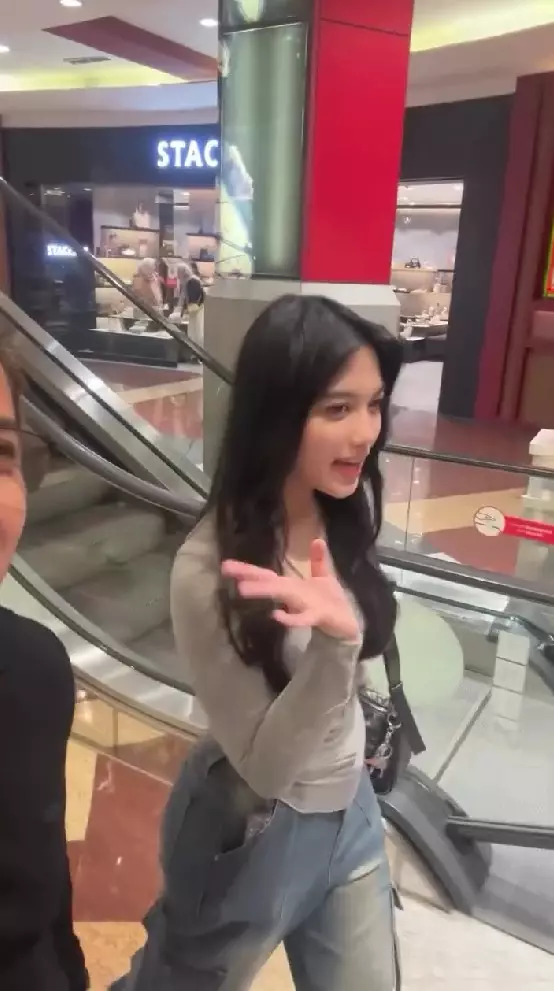Sahrul Gunawan dan Raihanna Zemma saat di mall © Instagram