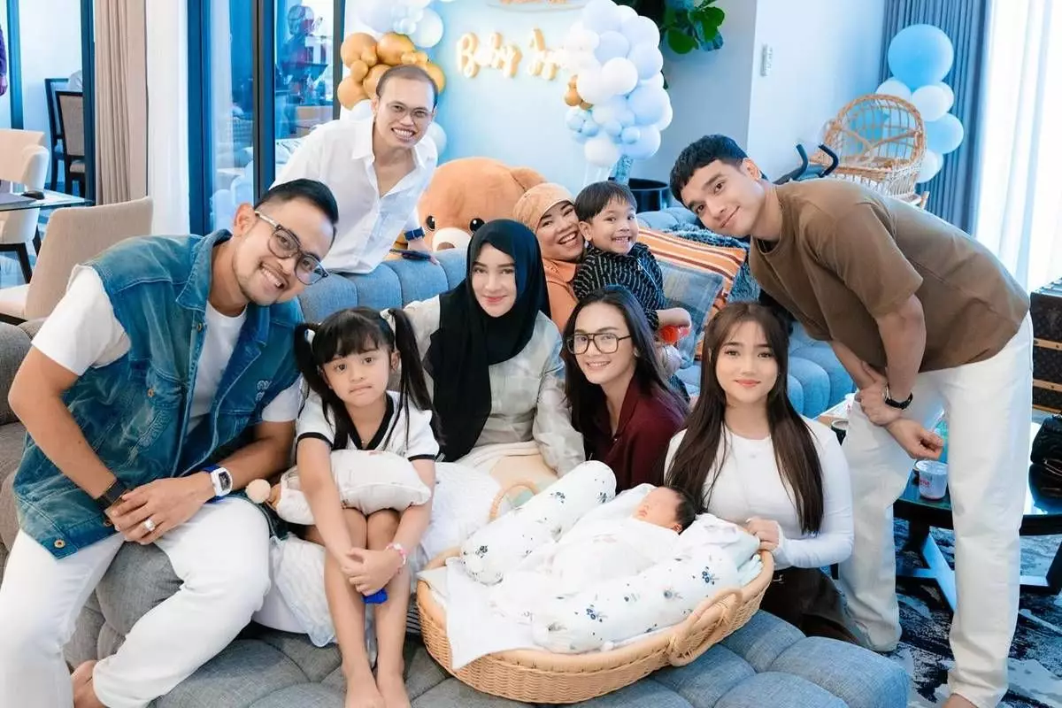 Pernah dijadikan tempat curhat, intip 11 momen kedekatan Fuji bareng para crazy rich Indonesia