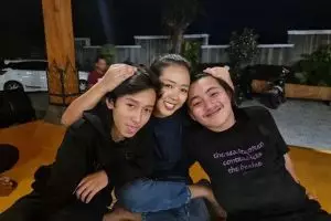 8 Penyanyi wanita ini punya putra tampan yang kini beranjak dewasa, parasnya makin menawan dan cool