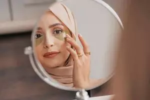 Bukan pakai teh hijau, ini trik gampang hilangkan kantung mata cuma dengan 1 jenis karbohidrat