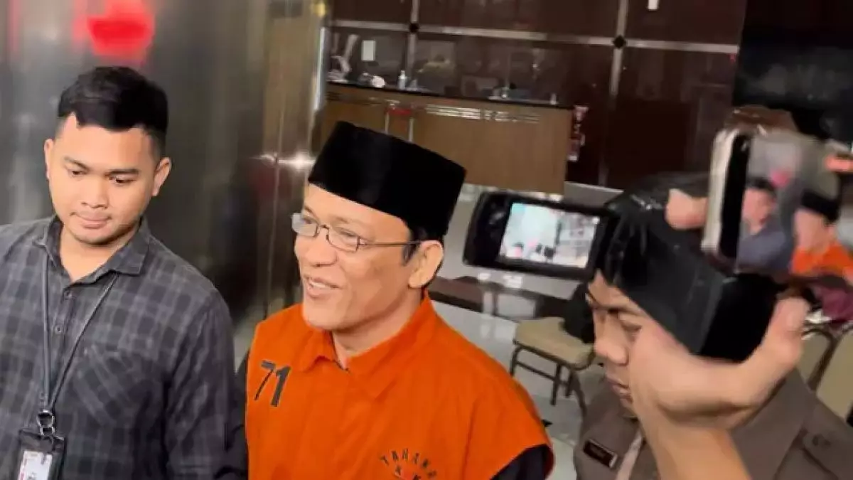 Gaya baru eks Wamenaker Immanuel Ebenezer: Pakai peci saat diperiksa KPK