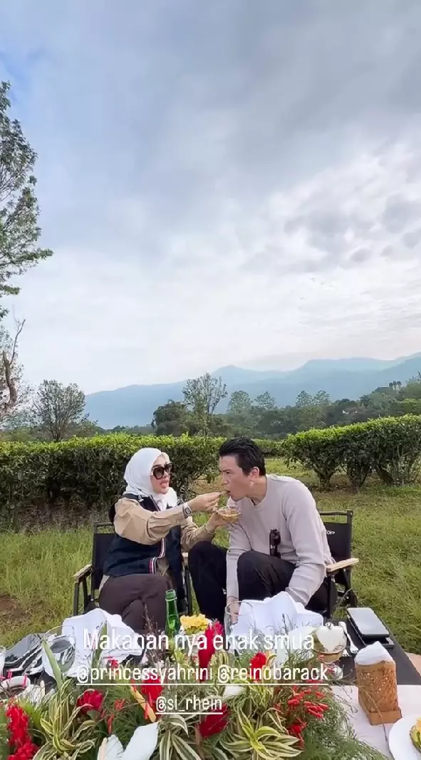 piknik cantik di kebun ala Syahrini © Instagram piknik cantik di kebun ala Syahrini © Instagram