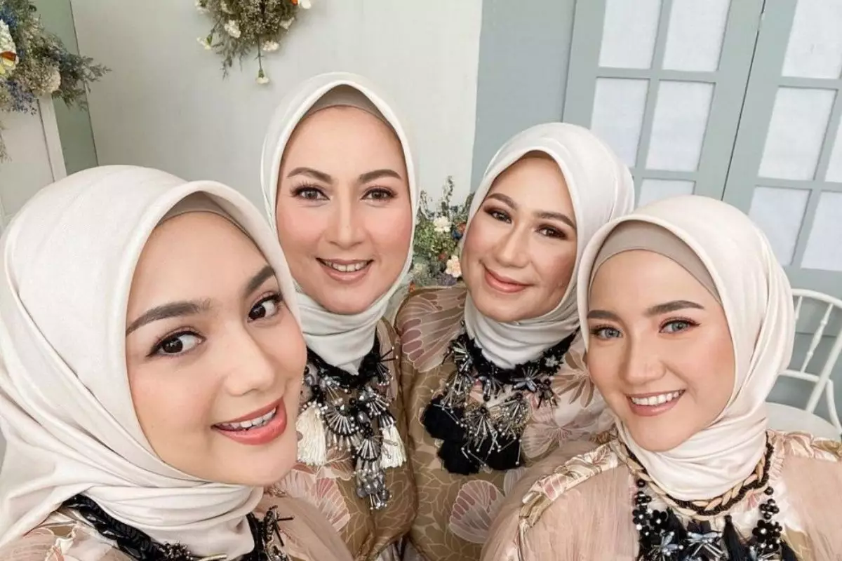 Potret kebersamaan 9 seleb cantik empat bersaudara, tetap kompak meski ada yang berbeda agama