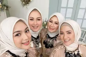 Potret kebersamaan 9 seleb cantik empat bersaudara, tetap kompak meski ada yang berbeda agama
