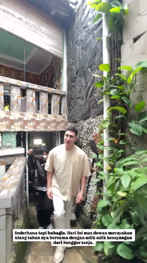 Verrell Bramasta rayakan ultah bersama anak panti © Instagram Verrell Bramasta rayakan ultah bersama anak panti © Instagram