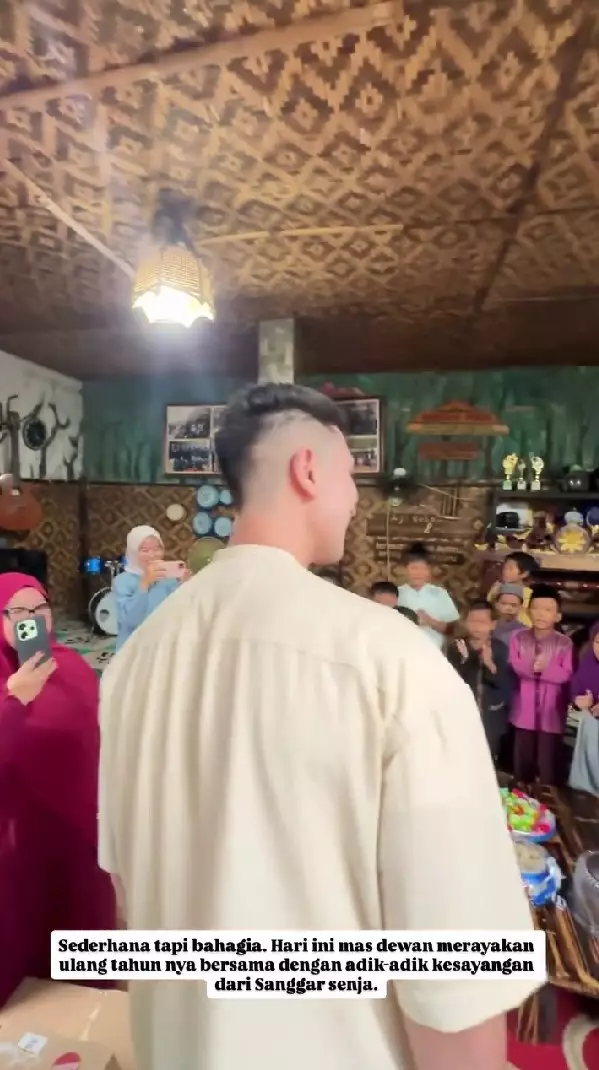 Verrell Bramasta rayakan ultah bersama anak panti © Instagram Verrell Bramasta rayakan ultah bersama anak panti © Instagram