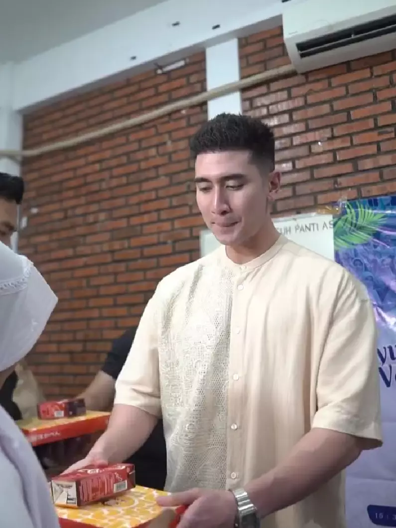 Verrell Bramasta rayakan ultah bersama anak panti © Instagram Verrell Bramasta rayakan ultah bersama anak panti © Instagram