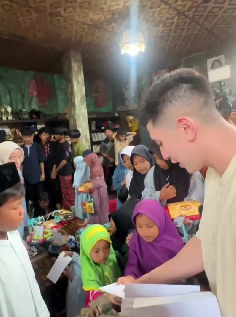 Verrell Bramasta rayakan ultah bersama anak panti © Instagram Verrell Bramasta rayakan ultah bersama anak panti © Instagram