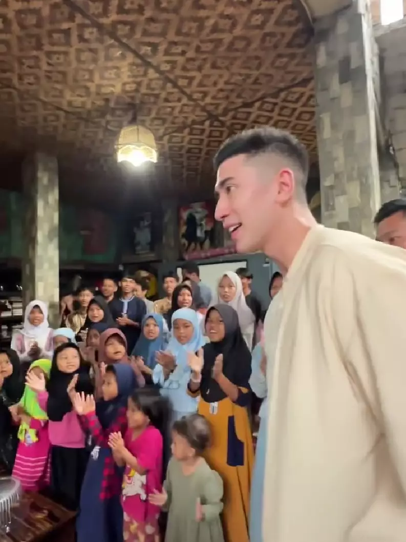 Verrell Bramasta rayakan ultah bersama anak panti © Instagram Verrell Bramasta rayakan ultah bersama anak panti © Instagram