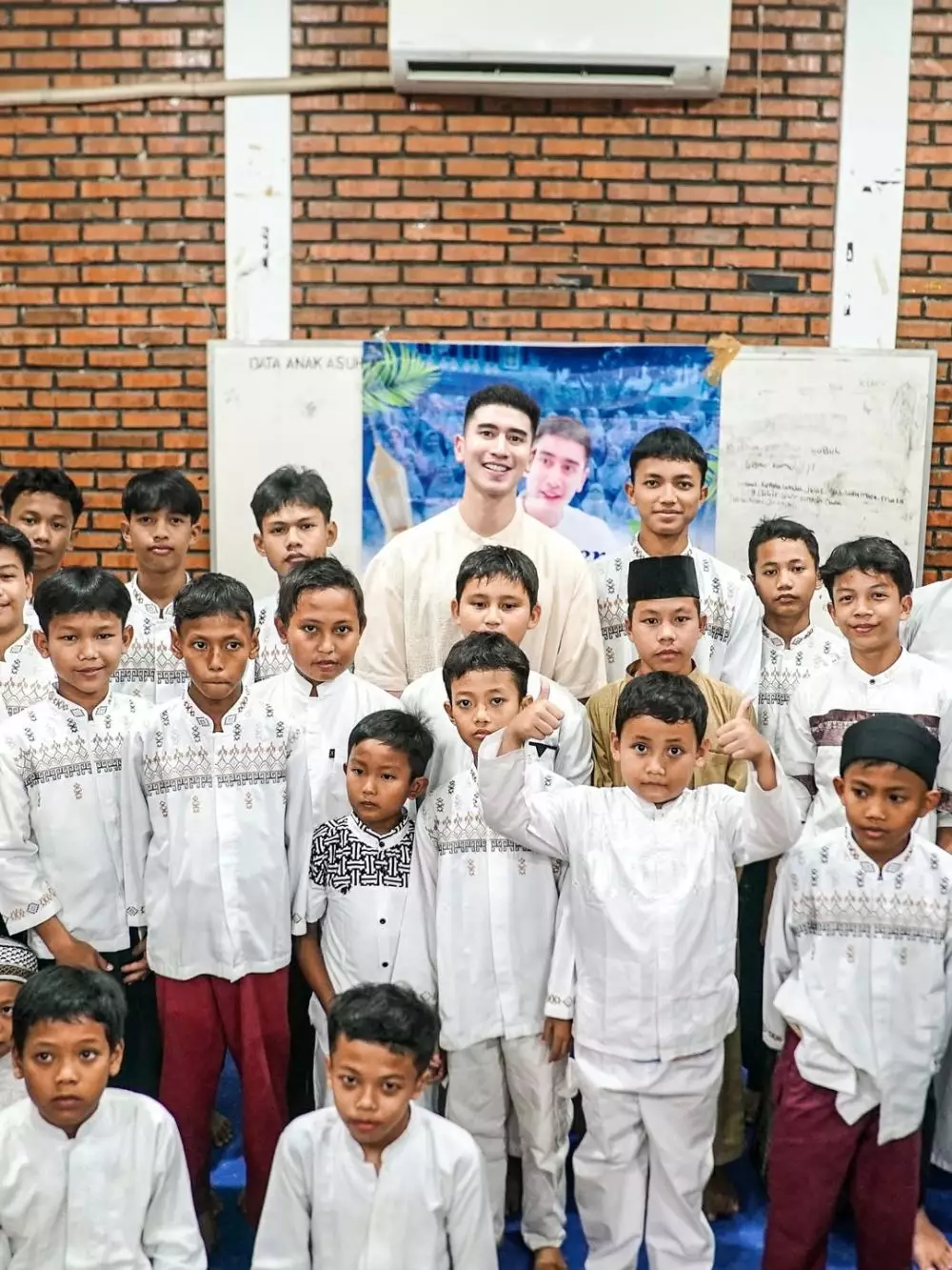 Verrell Bramasta rayakan ultah bersama anak panti © Instagram Verrell Bramasta rayakan ultah bersama anak panti © Instagram