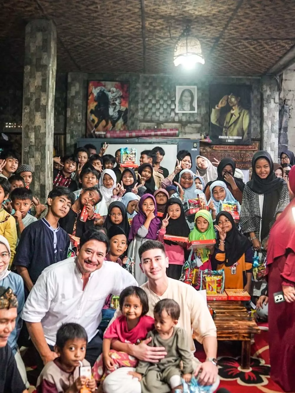 Verrell Bramasta rayakan ultah bersama anak panti © Instagram Verrell Bramasta rayakan ultah bersama anak panti © Instagram