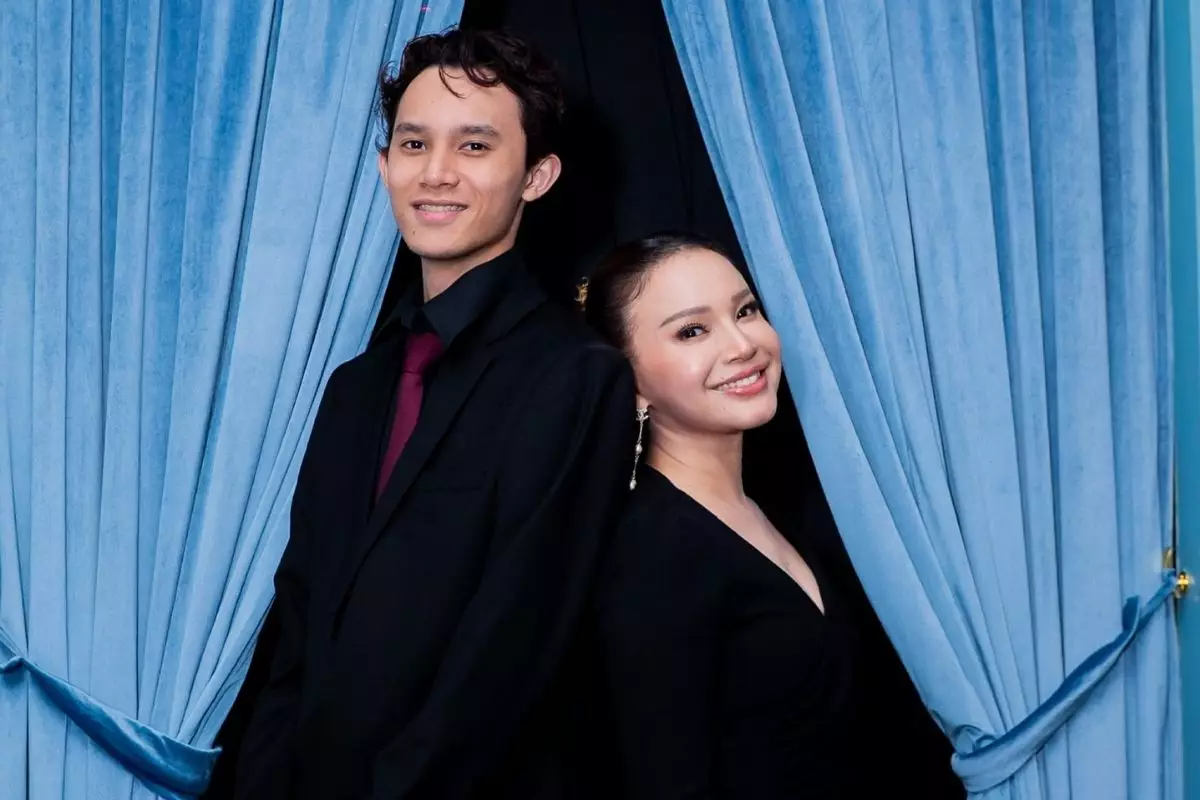 11 Potret kebersamaan Rossa dan putra semata wayangnya yang baru lulus SMA, gayanya kayak kakak-adik