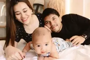 Aaliyah dan Thariq baru ungkap wajah baby Arash di usia 3 bulan, ini 7 potretnya