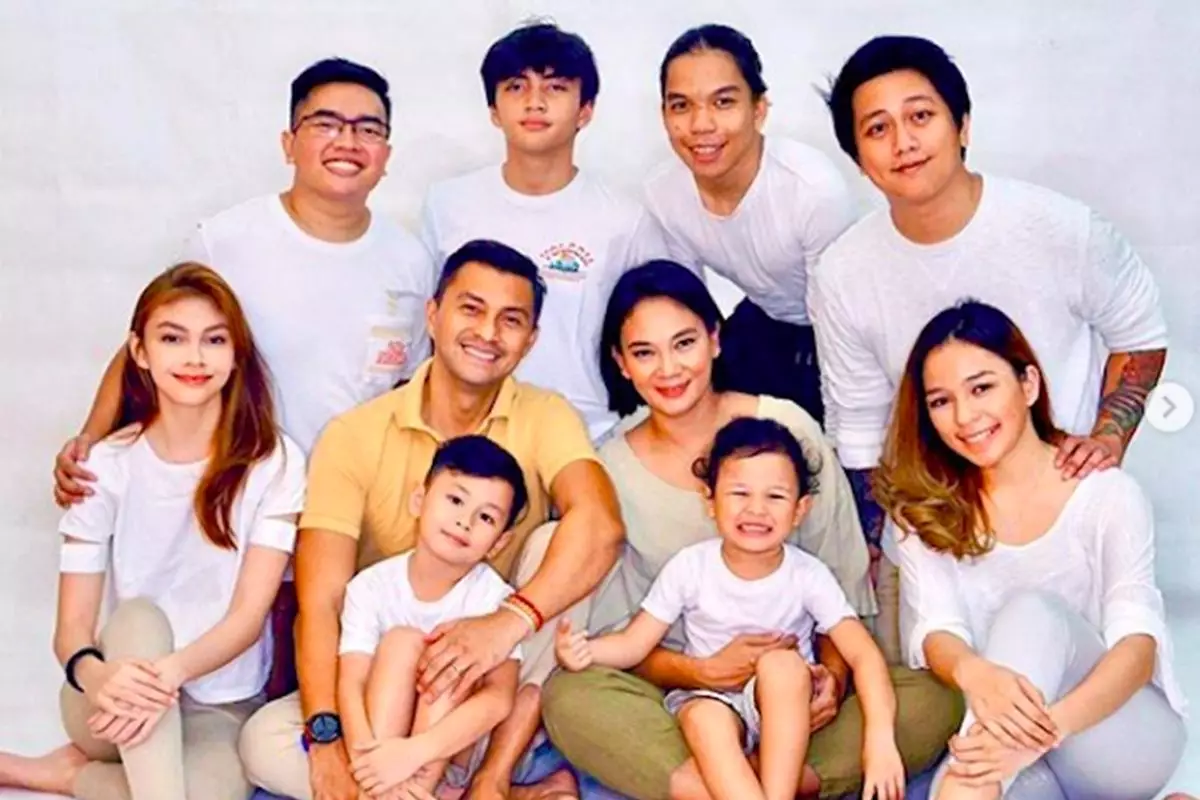 Penuh kehangatan, begini potret 10 aktor 90-an bersama keluarga