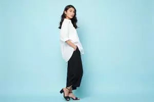 5 Cara mix and match oversized shirt agar tampil keren tanpa ribet