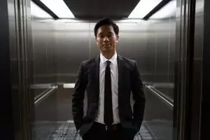 7 Prompt Gemini AI viral untuk edit foto di lift dengan jas, hasilnya keren abis