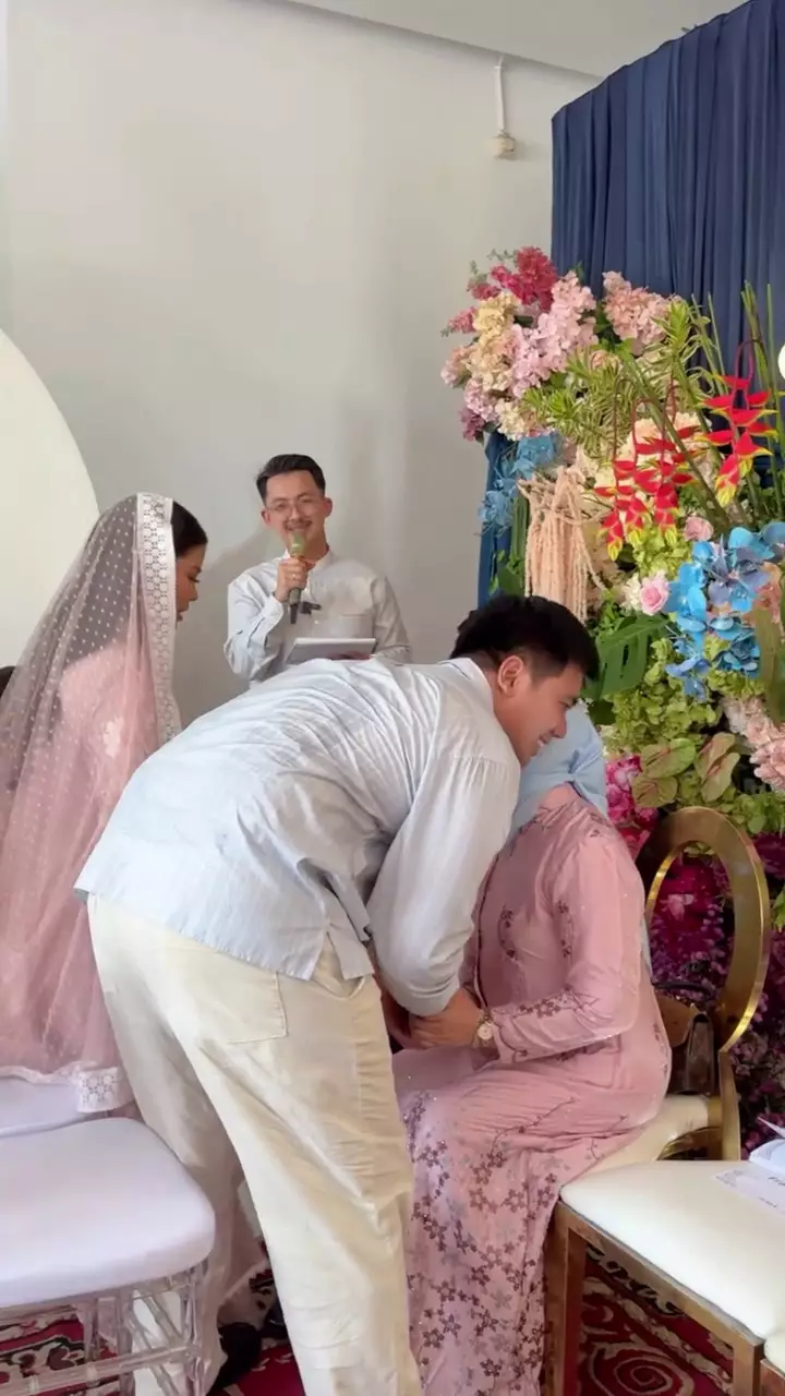 Tasyakuran 7 bulanan kehamilan istri Frans Faisal © 2025 brilio.net Tasyakuran 7 bulanan kehamilan istri Frans Faisal © 2025 brilio.net