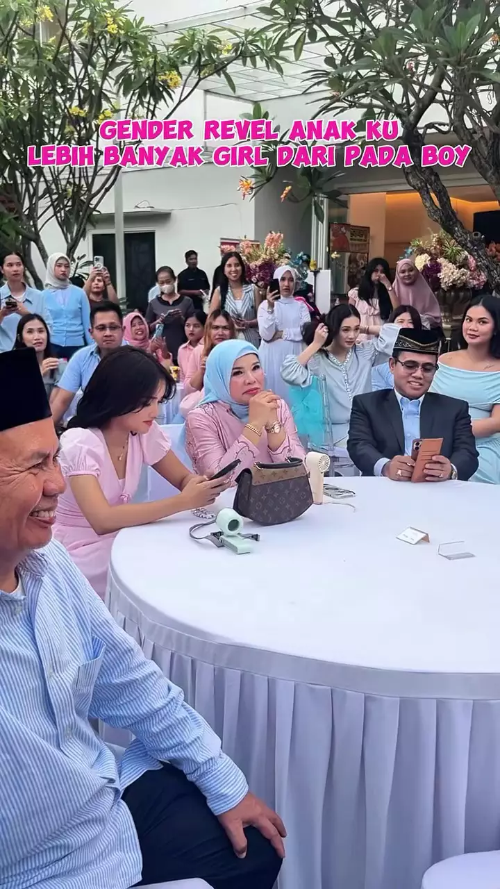 Tasyakuran 7 bulanan kehamilan istri Frans Faisal © 2025 brilio.net Tasyakuran 7 bulanan kehamilan istri Frans Faisal © 2025 brilio.net