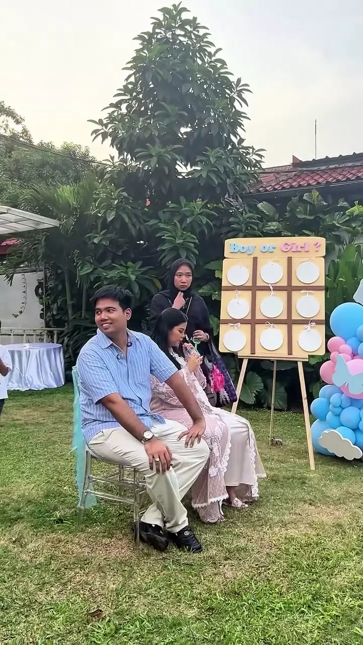 Tasyakuran 7 bulanan kehamilan istri Frans Faisal © 2025 brilio.net Tasyakuran 7 bulanan kehamilan istri Frans Faisal © 2025 brilio.net