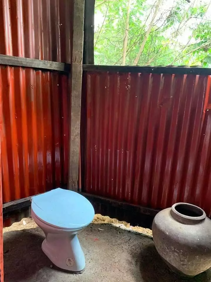 gubuk reyot seng direnovasi jadi apik © Facebook/Emylia Dahlans