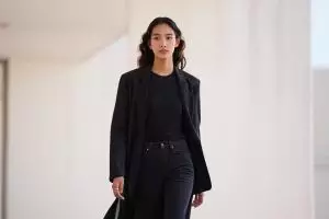 6 Cara tampil tinggi tanpa heels dengan outfit hack kekinian, elegan tapi nggak riweh