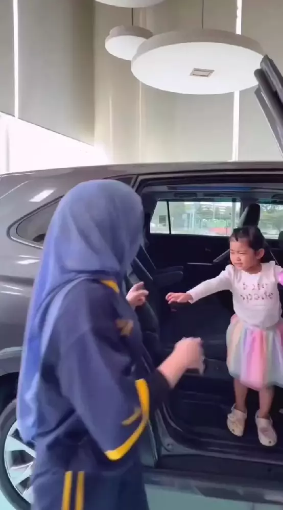 Ria Ricis beli mobil baru pilihan Moana © Instagram Ria Ricis beli mobil baru pilihan Moana © Instagram