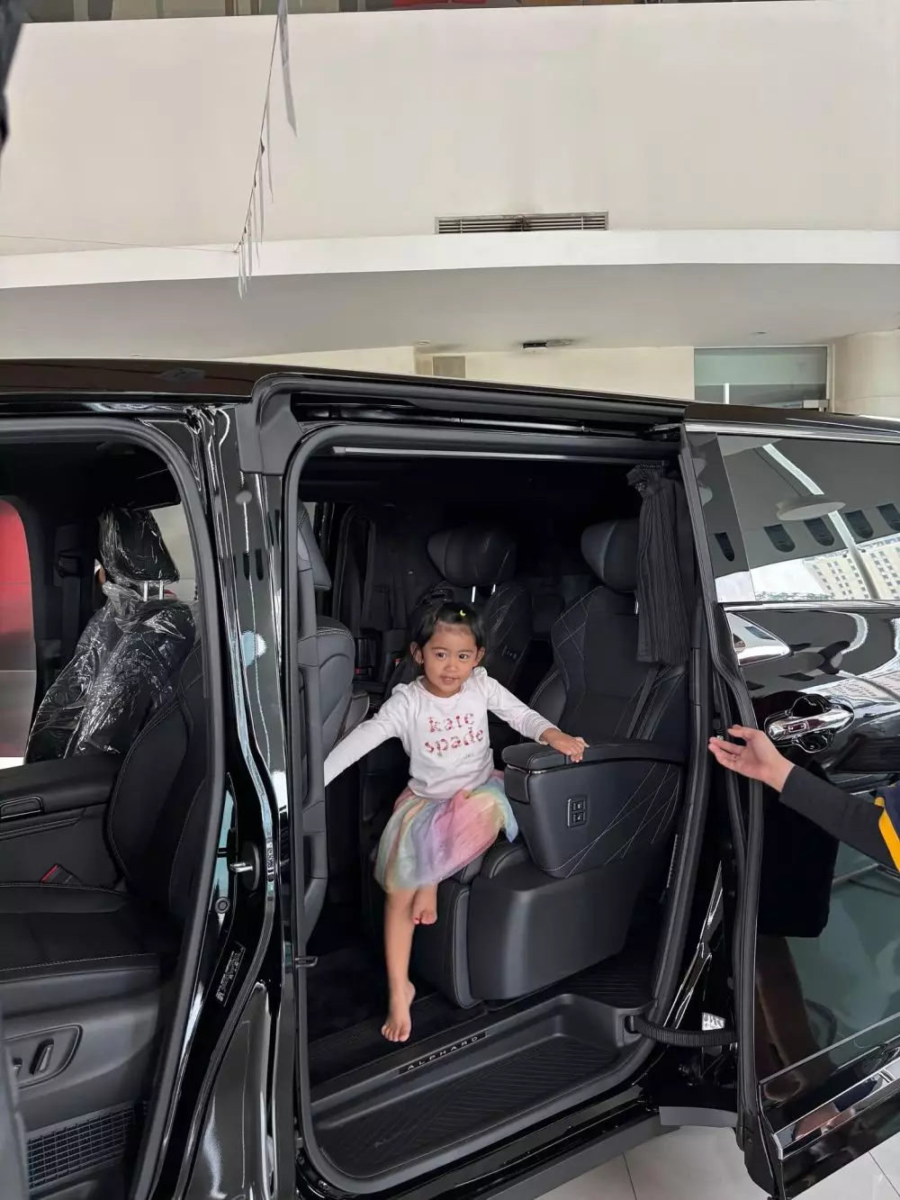 Ria Ricis beli mobil baru pilihan Moana © Instagram Ria Ricis beli mobil baru pilihan Moana © Instagram
