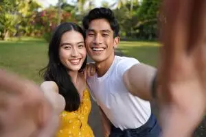 100 Caption puitis saat foto dengan pacar, manis, romantis, dan bikin baper