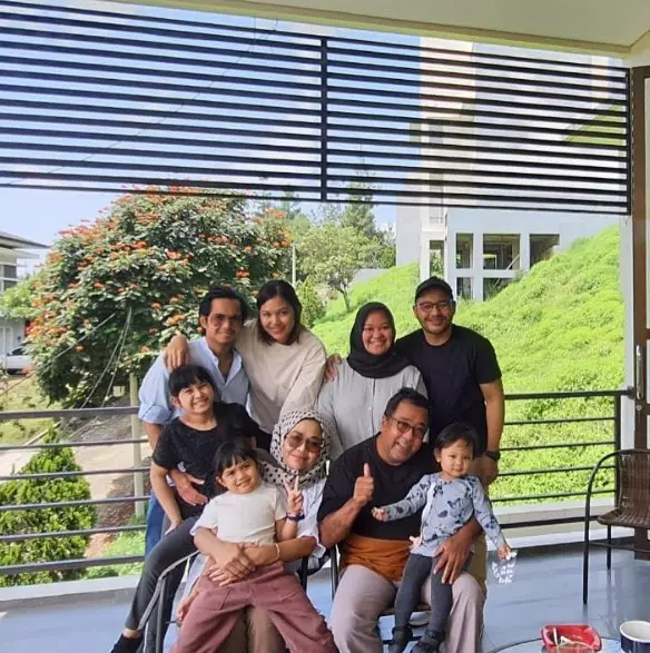 Rano Karno dan dua anak angkatnya © Instagram