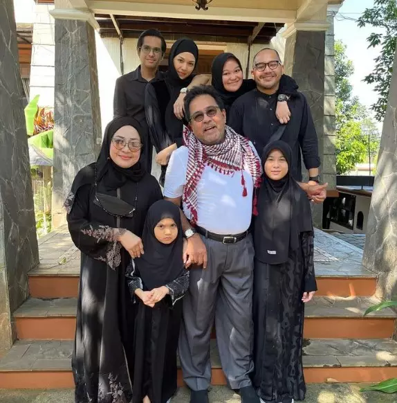 Rano Karno dan dua anak angkatnya © Instagram