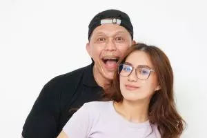 Beda usia 24 tahun dengan pasangan, ini 11 potret mesra Bang Tigor dan sang istri yang tampak serasi