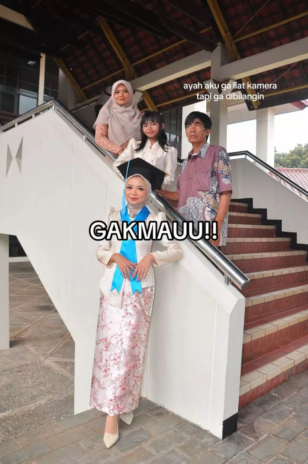 wanita ini dapat fotografer wisuda abal-abal © TikTok wanita ini dapat fotografer wisuda abal-abal © TikTok