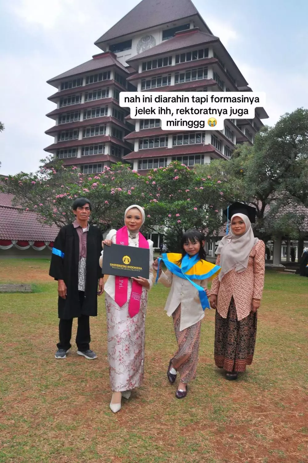 wanita ini dapat fotografer wisuda abal-abal © TikTok wanita ini dapat fotografer wisuda abal-abal © TikTok