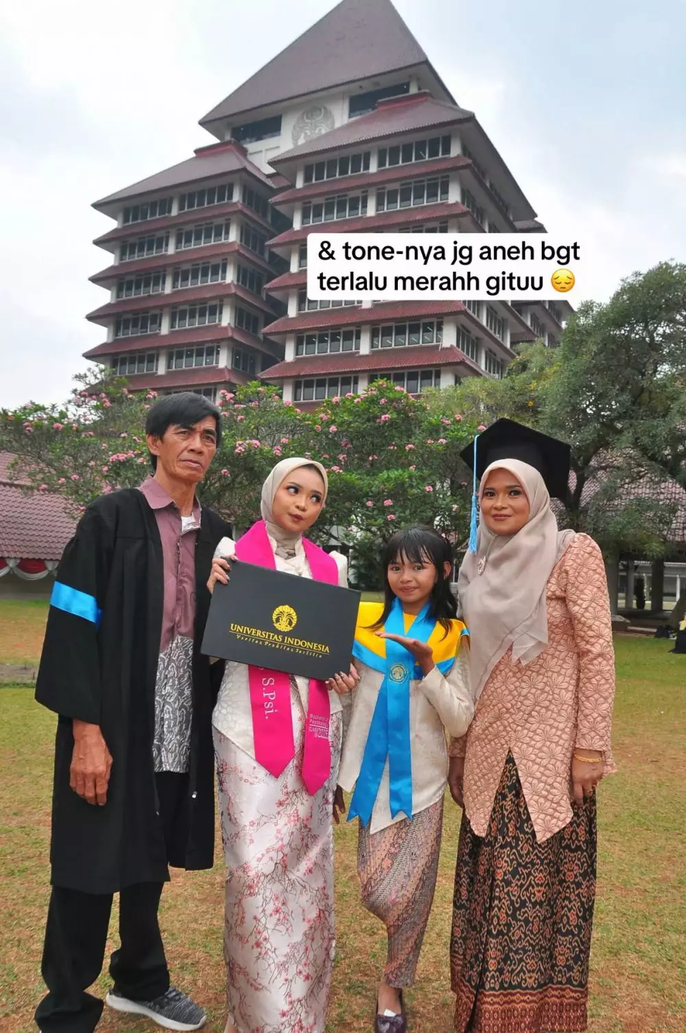wanita ini dapat fotografer wisuda abal-abal © TikTok wanita ini dapat fotografer wisuda abal-abal © TikTok