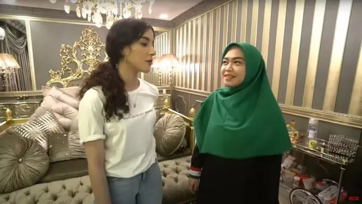 7 Potret kamar tidur mewah Tasya Farasya yang pancarkan nuansa glamor dan berkelas, penuh detail emas