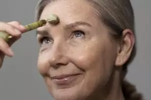 10 Pelembap mengatasi wajah kendur di usia 50 tahun harga di bawah Rp 100 ribu