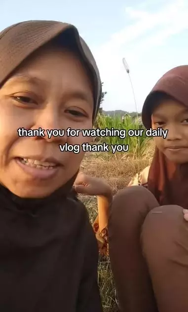 aksen keren bahasa inggris ibu-ibu Berbagai sumber